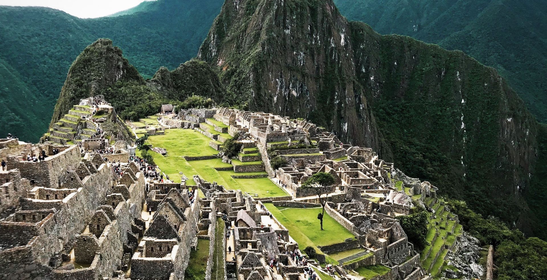 Een luchtfoto van de ruïnes van de Inca-stad Machu Picchu in Peru.
