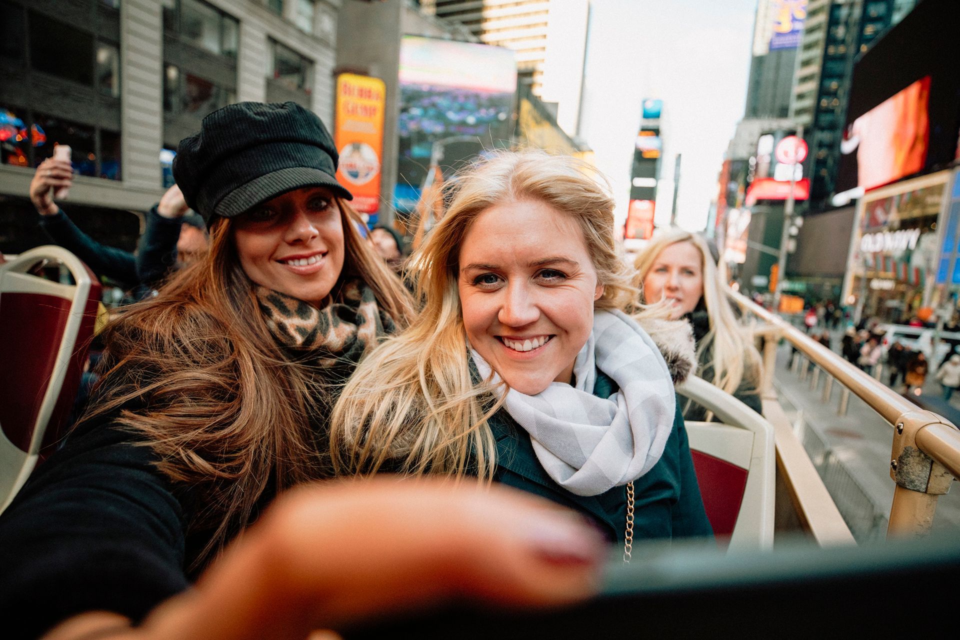 Twee vrouwen maken een selfie op een stadsstraat