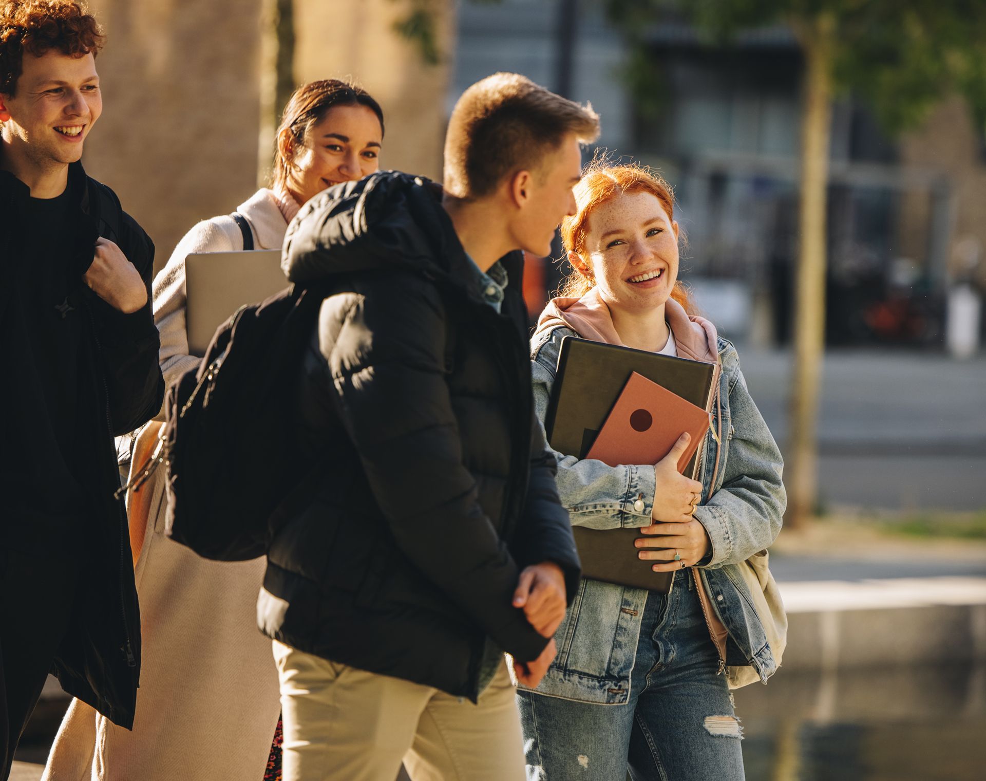 Een groep jongeren loopt over straat.