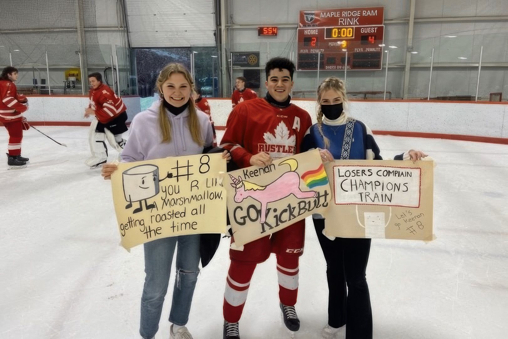Een speler en twee supporters bij een ijshockeywedstrijd