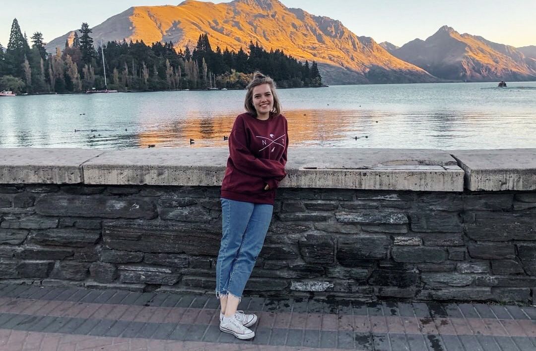 Scholiere staat aan een meer in Azië