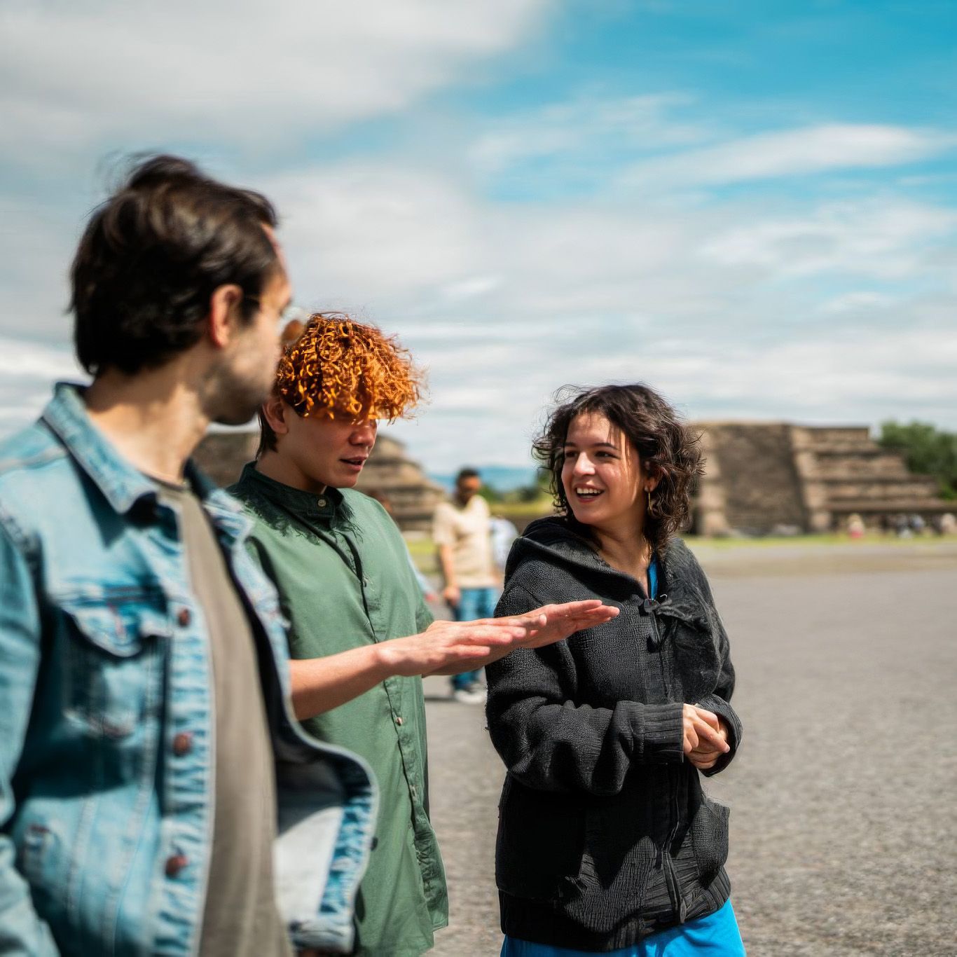Een groep mensen staat naast elkaar en praat.