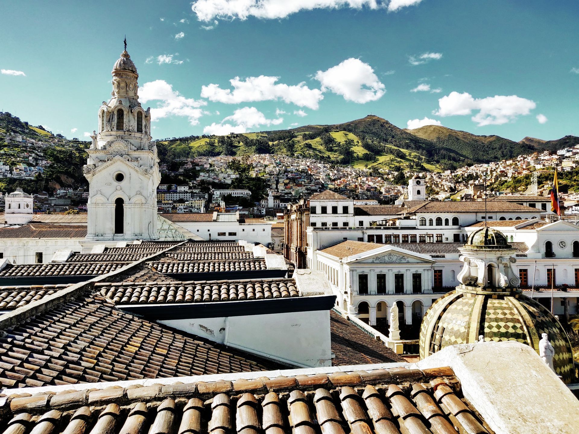 Een dakaanzicht van een stad met bergen op de achtergrond