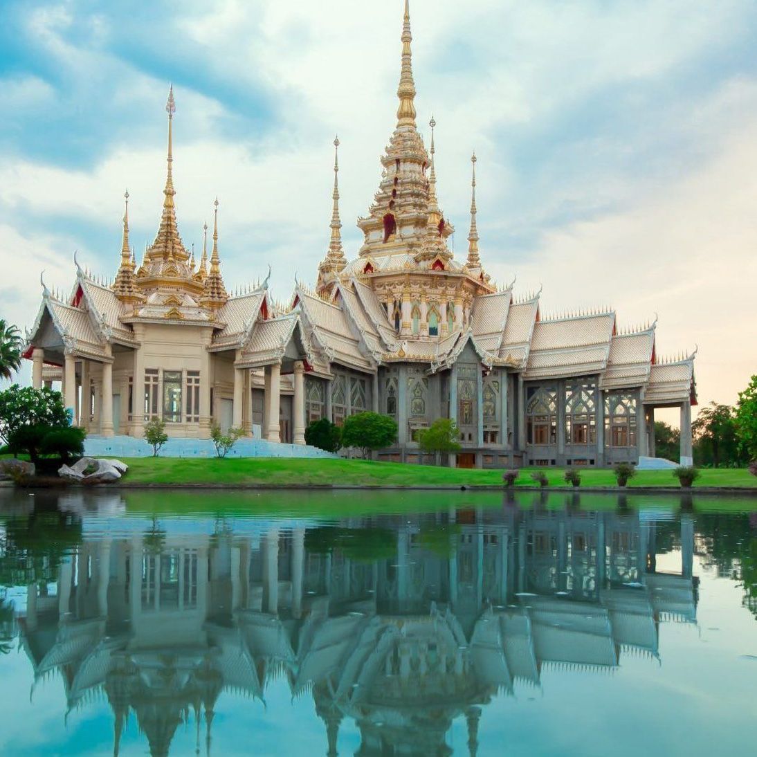 Typisch Aziatische tempel aan het water in Azië