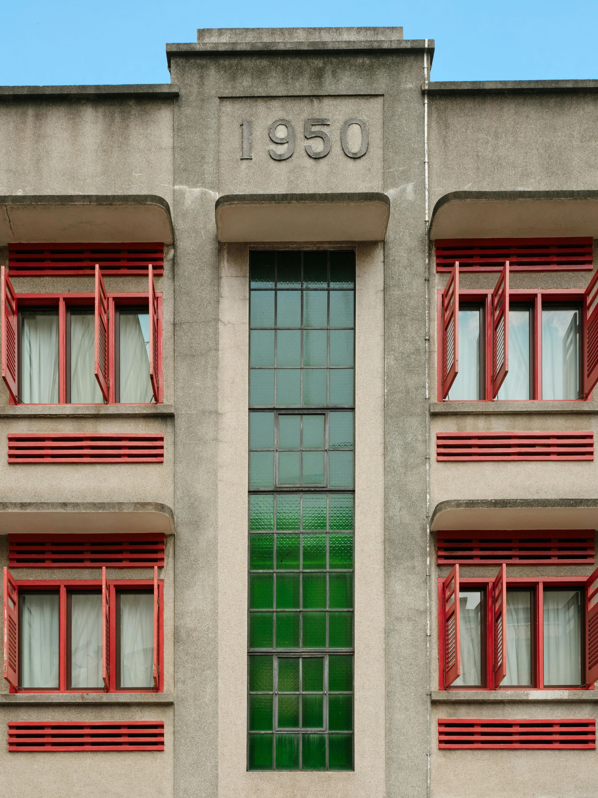 A building with the year 1950 on the top of it