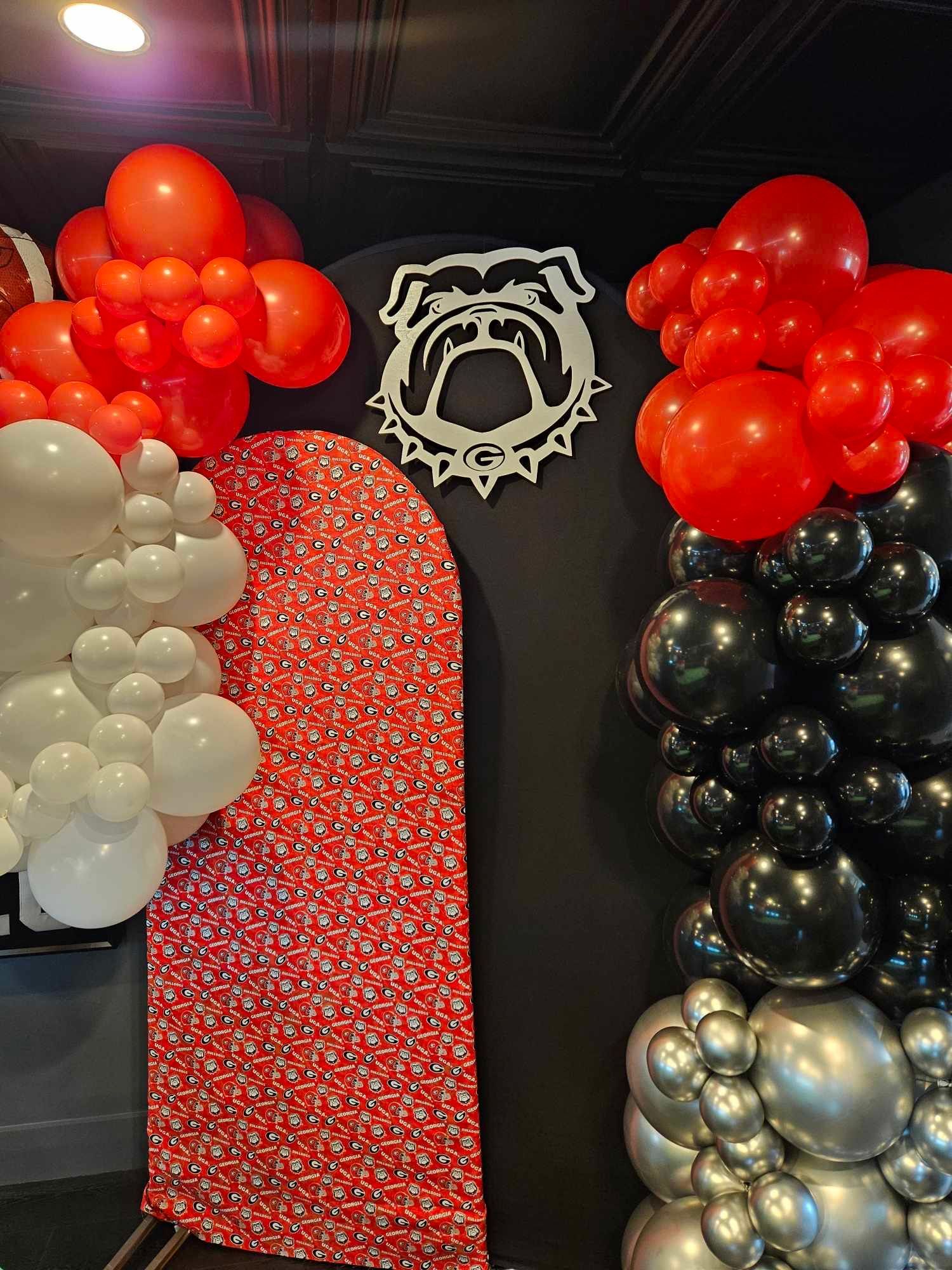 A bunch of balloons are sitting on top of each other in a room.