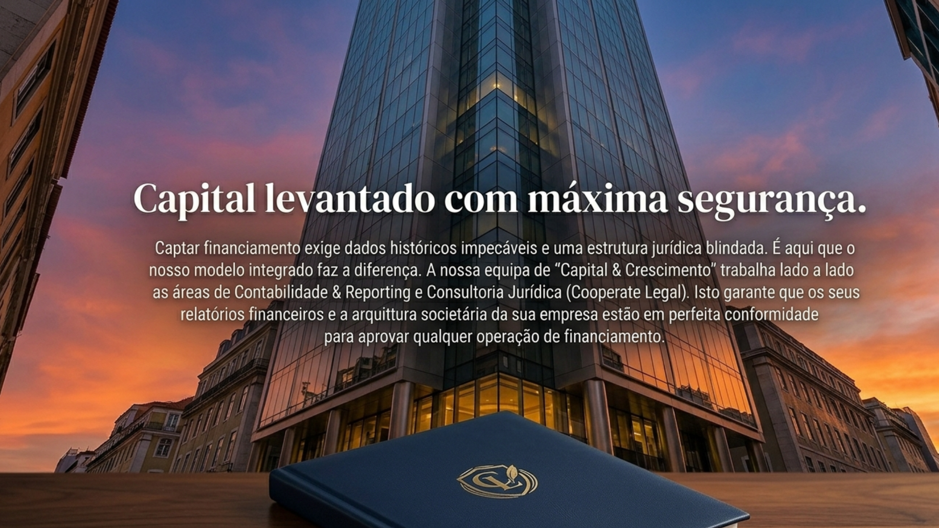 Uma pasta azul-escura com um emblema dourado está posicionada diante de um arranha-céu imponente contra um céu ao pôr do sol com texto branco sobreposto.
