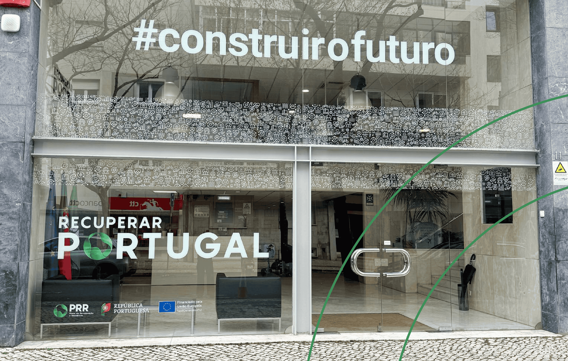 Uma vitrine de vidro ao nível da rua com os dizeres 
