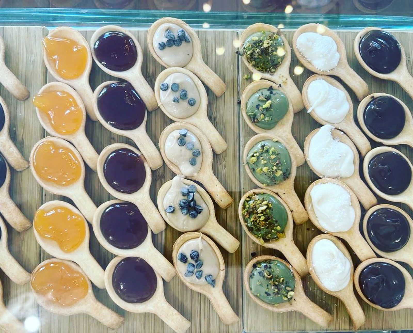 Cucchiai con diversi tipi di composte