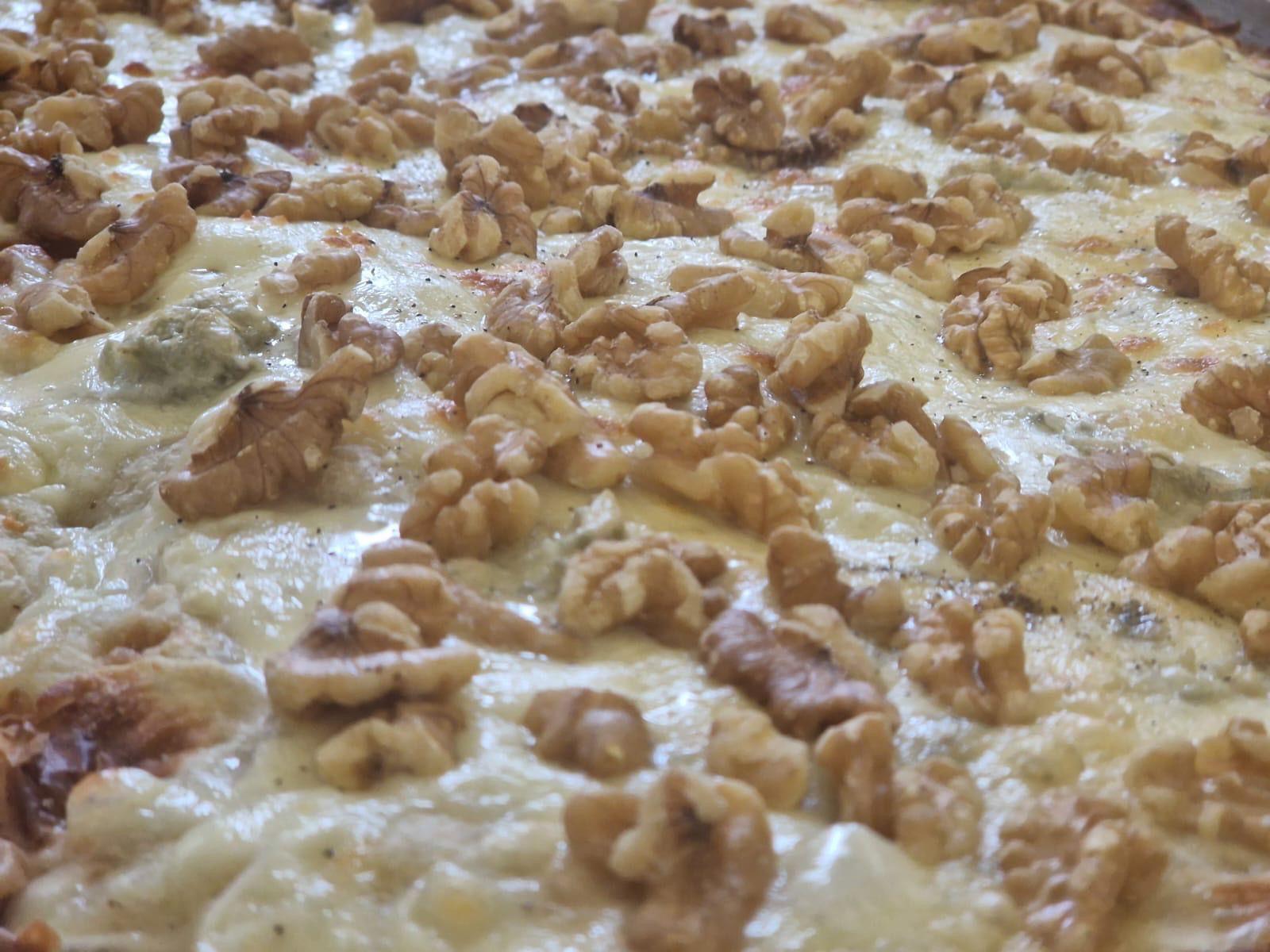 Pinsa romana con noci e formaggio