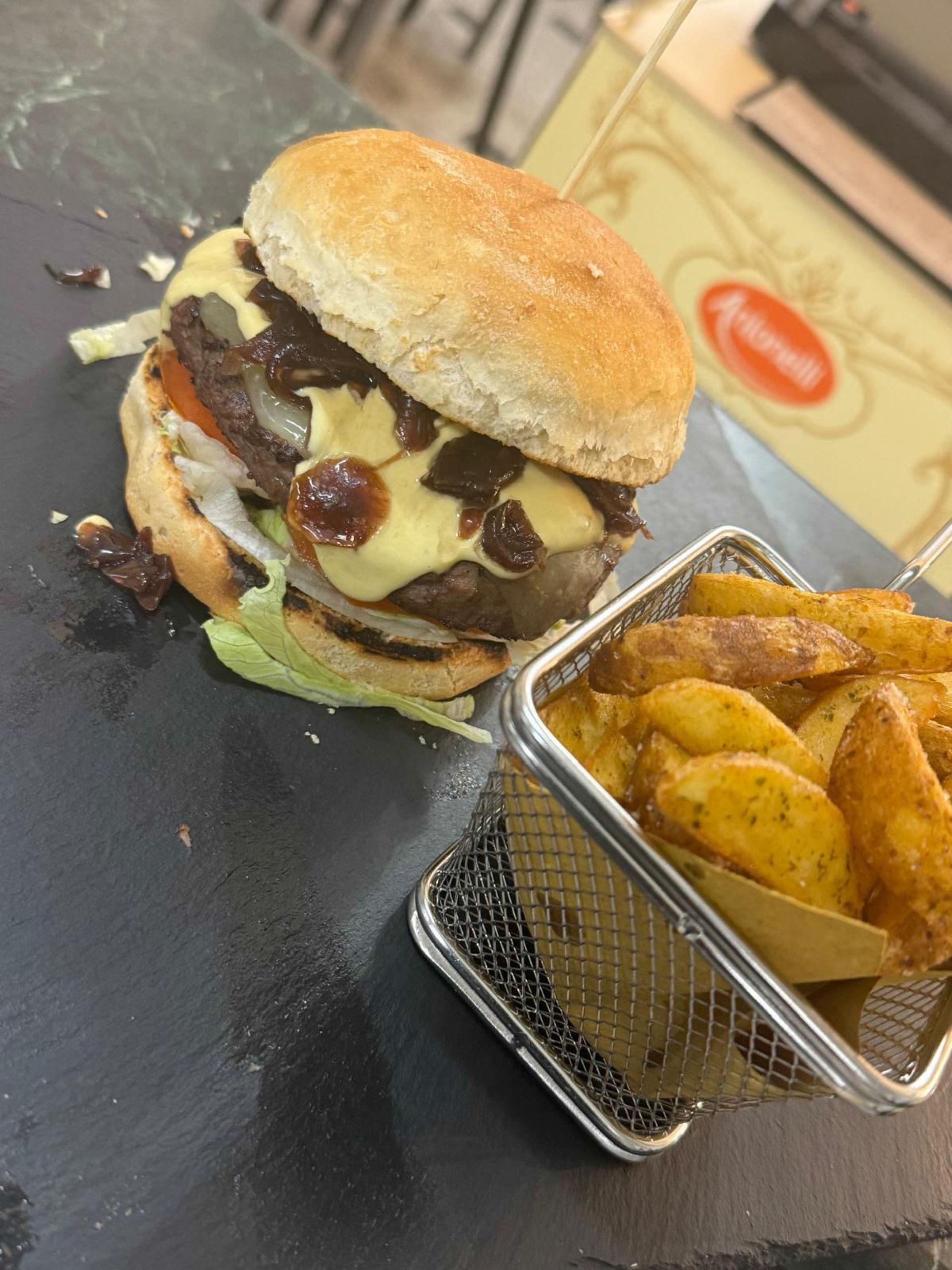 panino con hamburger e patatine fritte