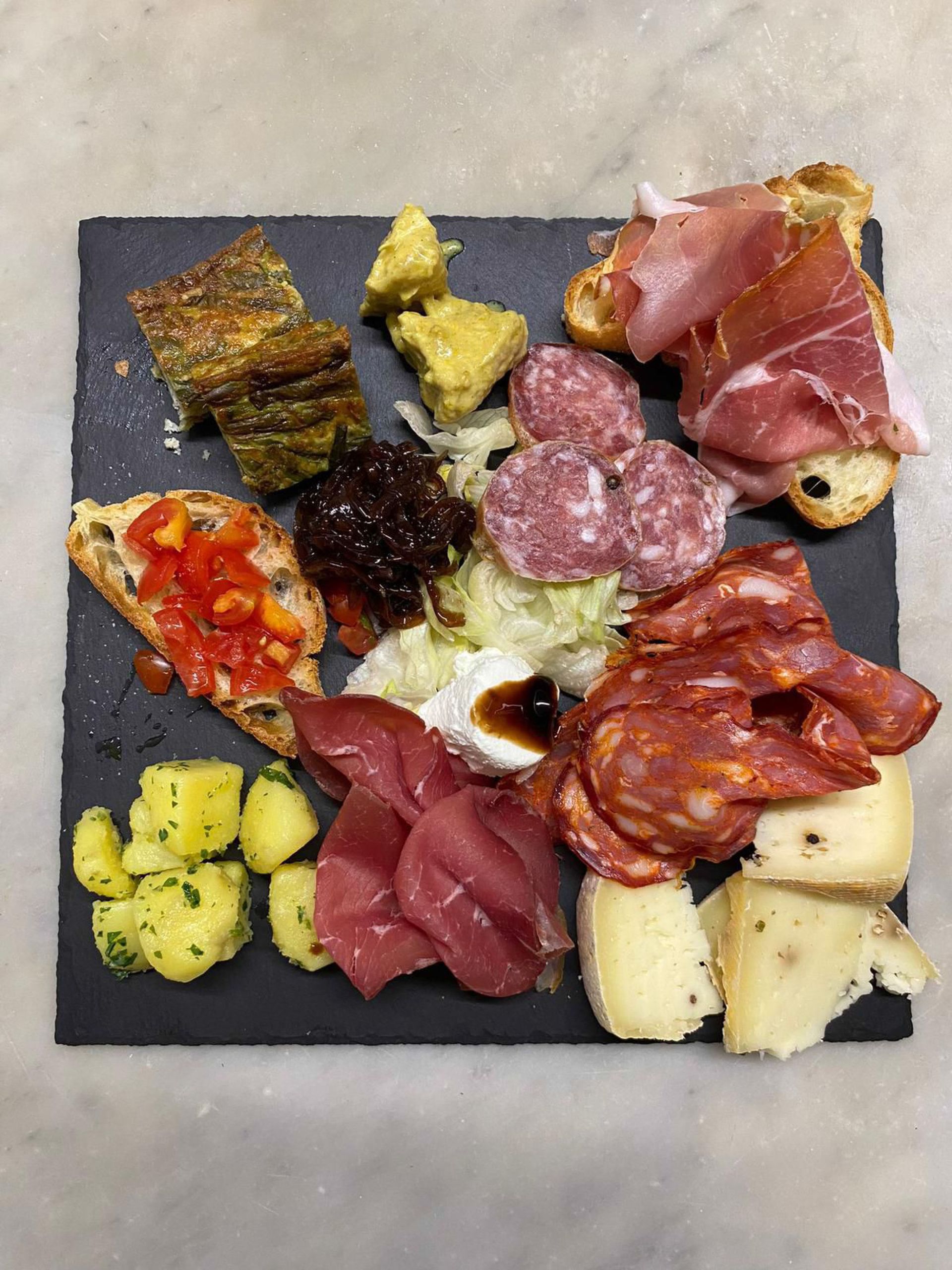 Salumi, bruschette e formaggi si tagliere