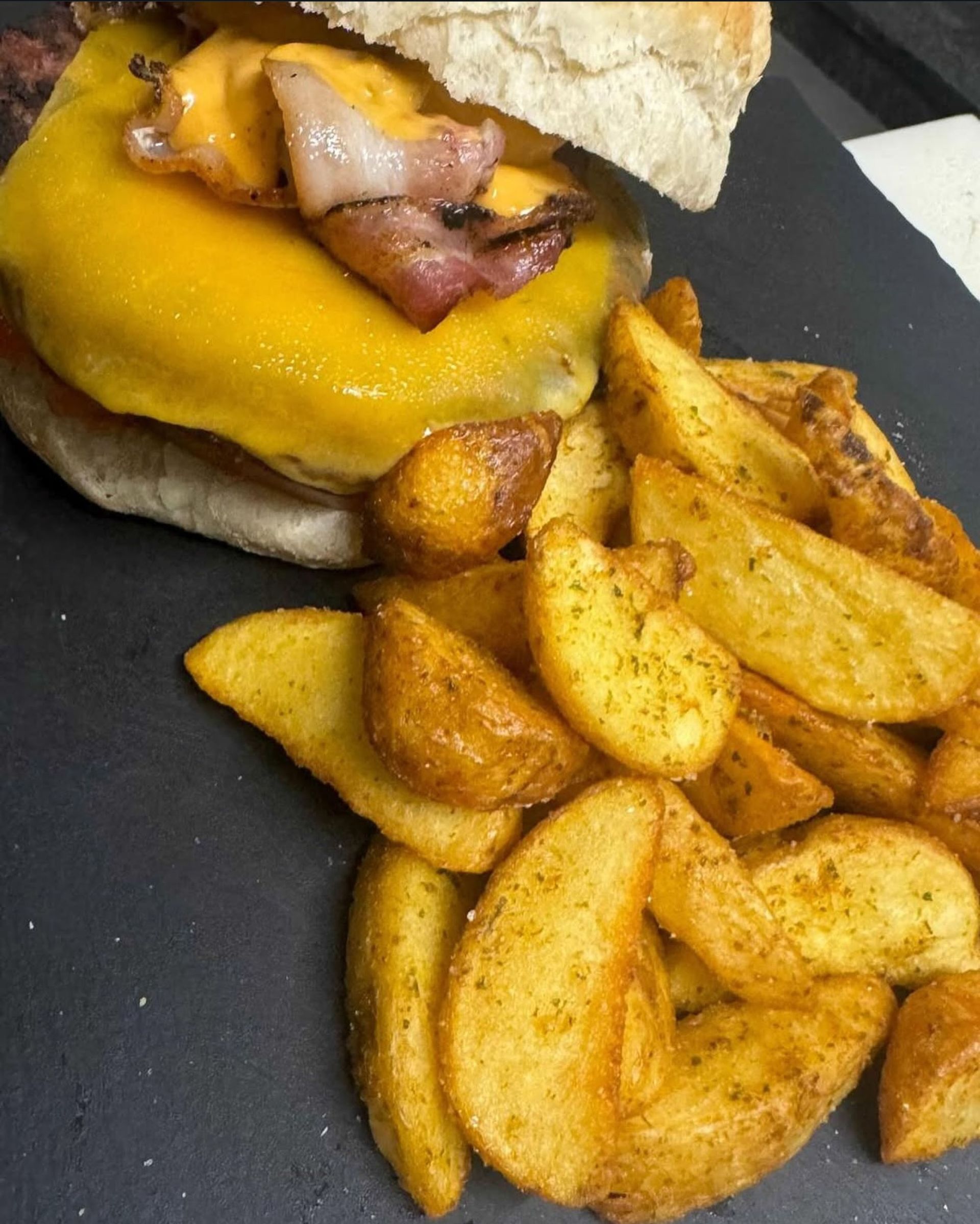 hamburger e patatine fritte