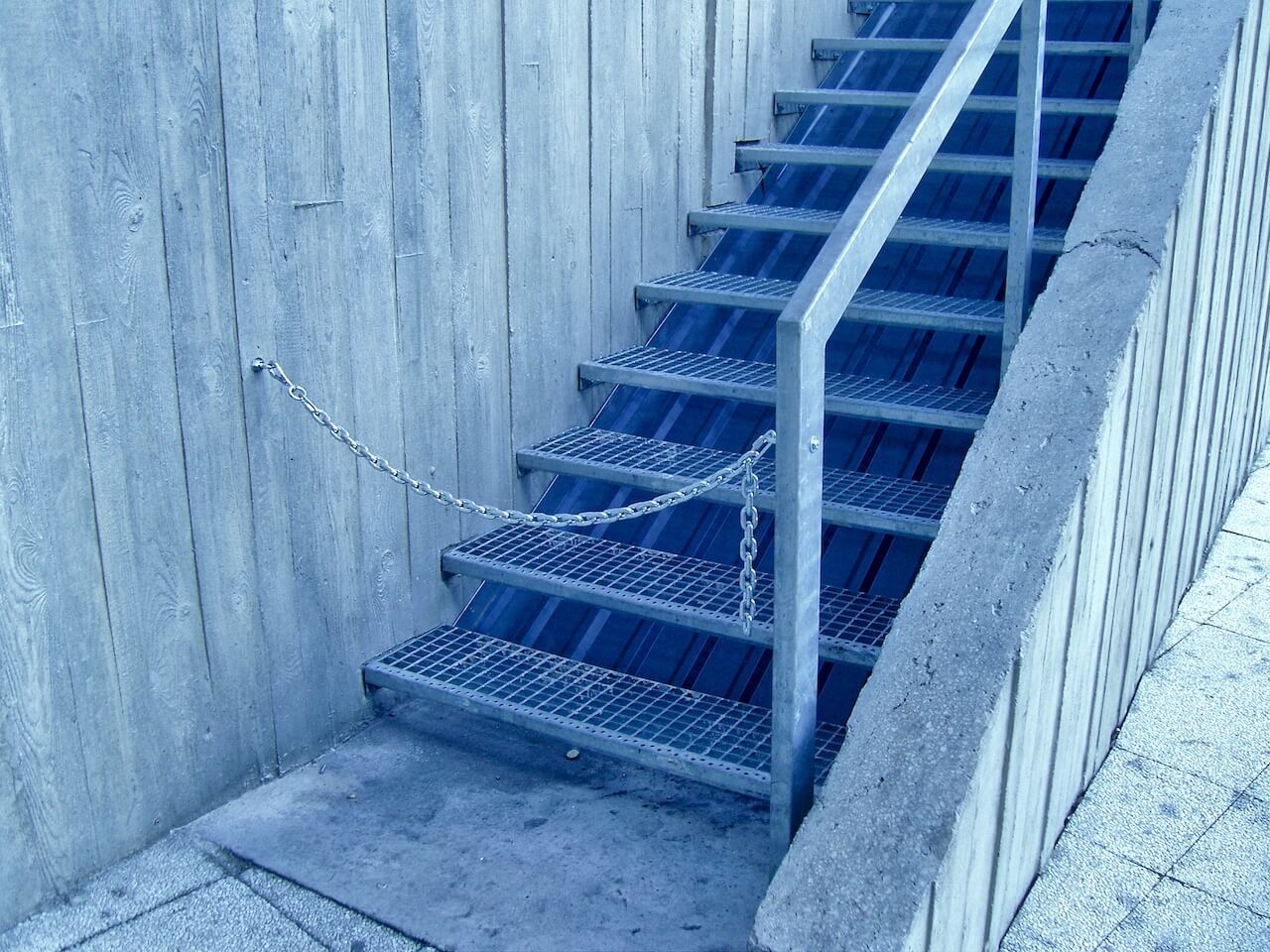 A set of stairs with a chain attached to the railing