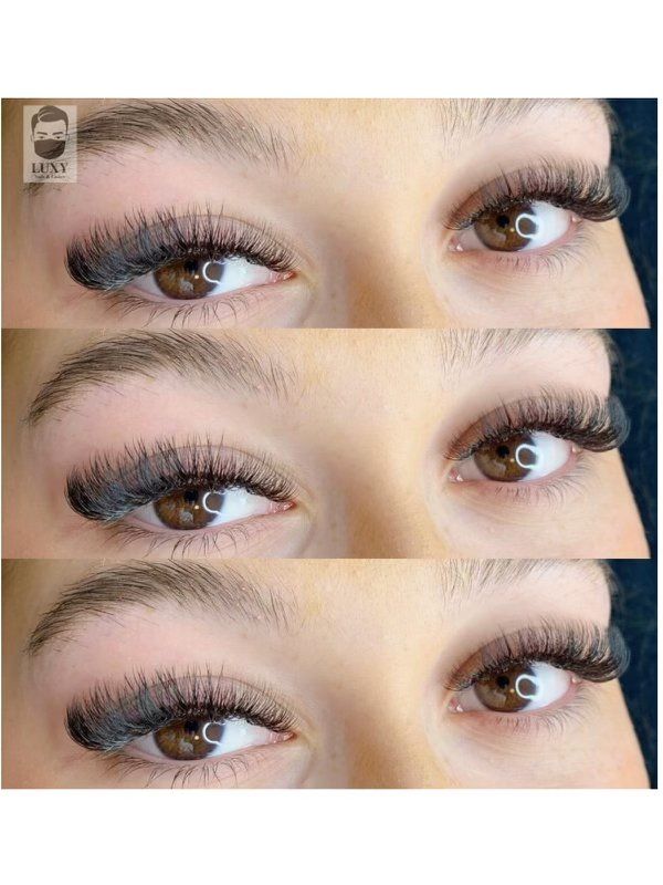 Eine Nahaufnahme der Augen einer Frau mit langen Wimpern