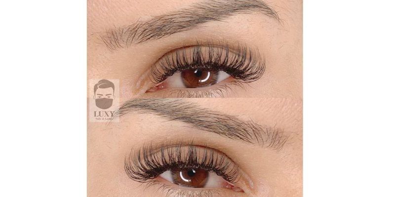 Eine Nahaufnahme der Augen einer Frau mit langen Wimpern.