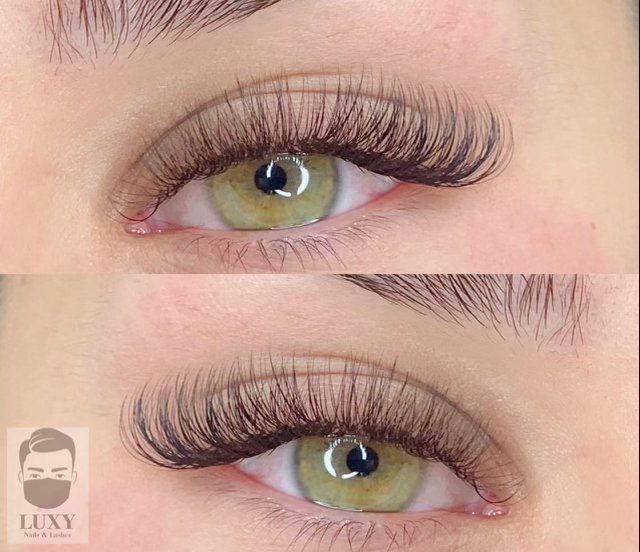 Eine Nahaufnahme des Auges einer Frau mit langen Wimpern.