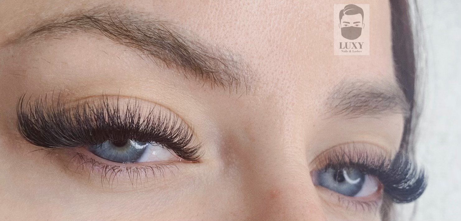 Eine Nahaufnahme der Augen einer Frau mit langen Wimpern.