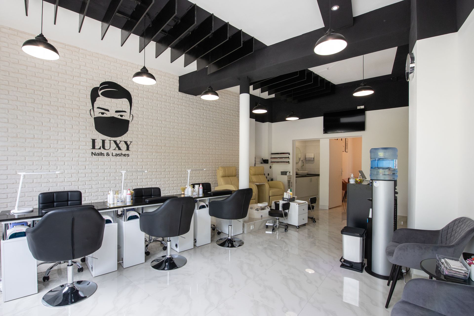 Ein Salon mit einem Schild mit der Aufschrift „Luxy“