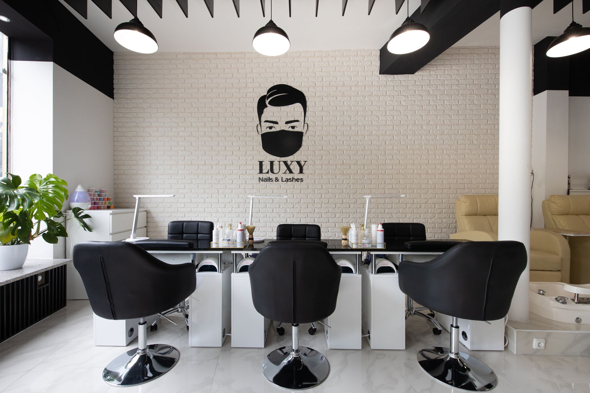 Ein Salon mit einem Mann mit einer Maske an der Wand.