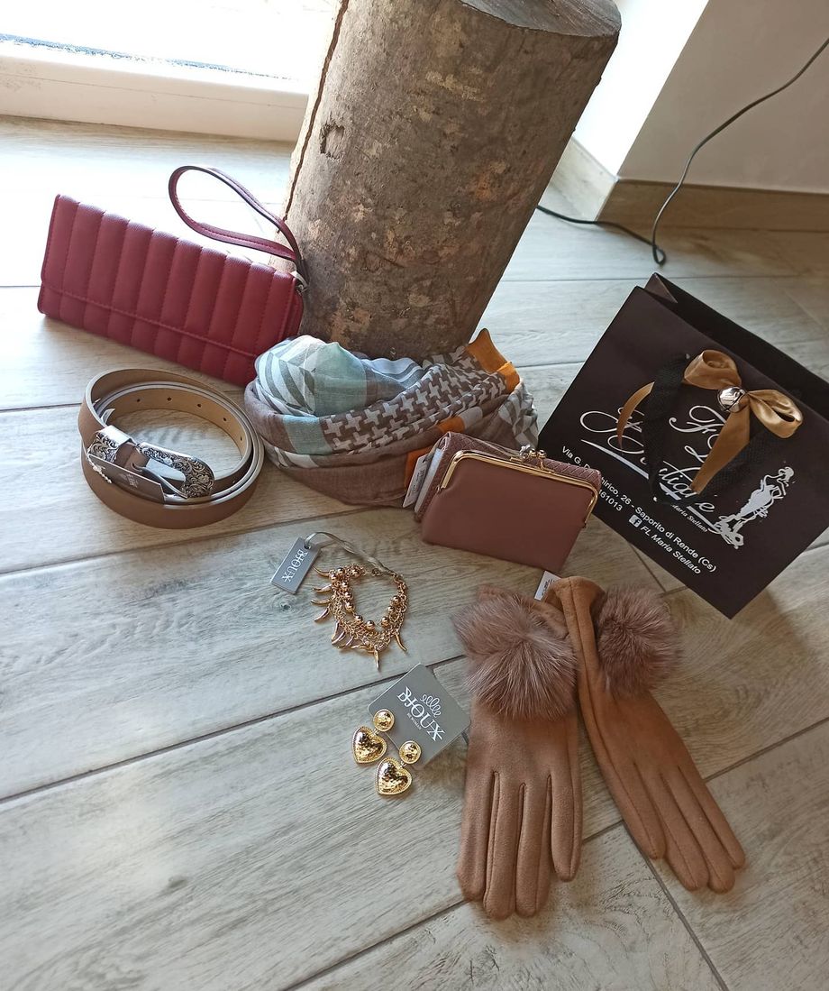 Un pavimento di legno con una borsa e dei guanti sopra
