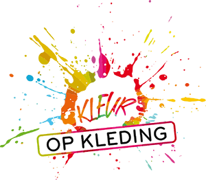 Bedrukken van kleding
Kleur op kleding biedt zijn klanten meer dan simpelweg logo’s en namen bedrukt op verschillende artikelen en producten. Bedrukte kleding is de kracht van een naam gecombineerd met de ultieme marketing ervaring. Bij Kleur op Kleding begrijpen wij de kracht van kleding laten bedrukken. Bedrukte kleding geeft je organisatie meer bereik, jou naam komt op plaatsen waar jij zelf niet aanwezig bent en trekt aandacht zonder dat het jou extra kost. Het communiceert loyaliteit, engagement en stabiliteit. Het wekt interesse op naar jou merk. Indien je dus kiest voor het laten bedrukken van kleding, kies dan voor kwaliteit, kies voor Kleur Op Kleding.