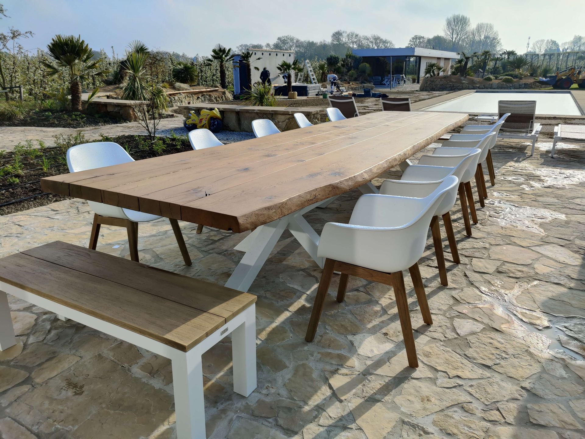 Buiten tafel op maat gemaakt