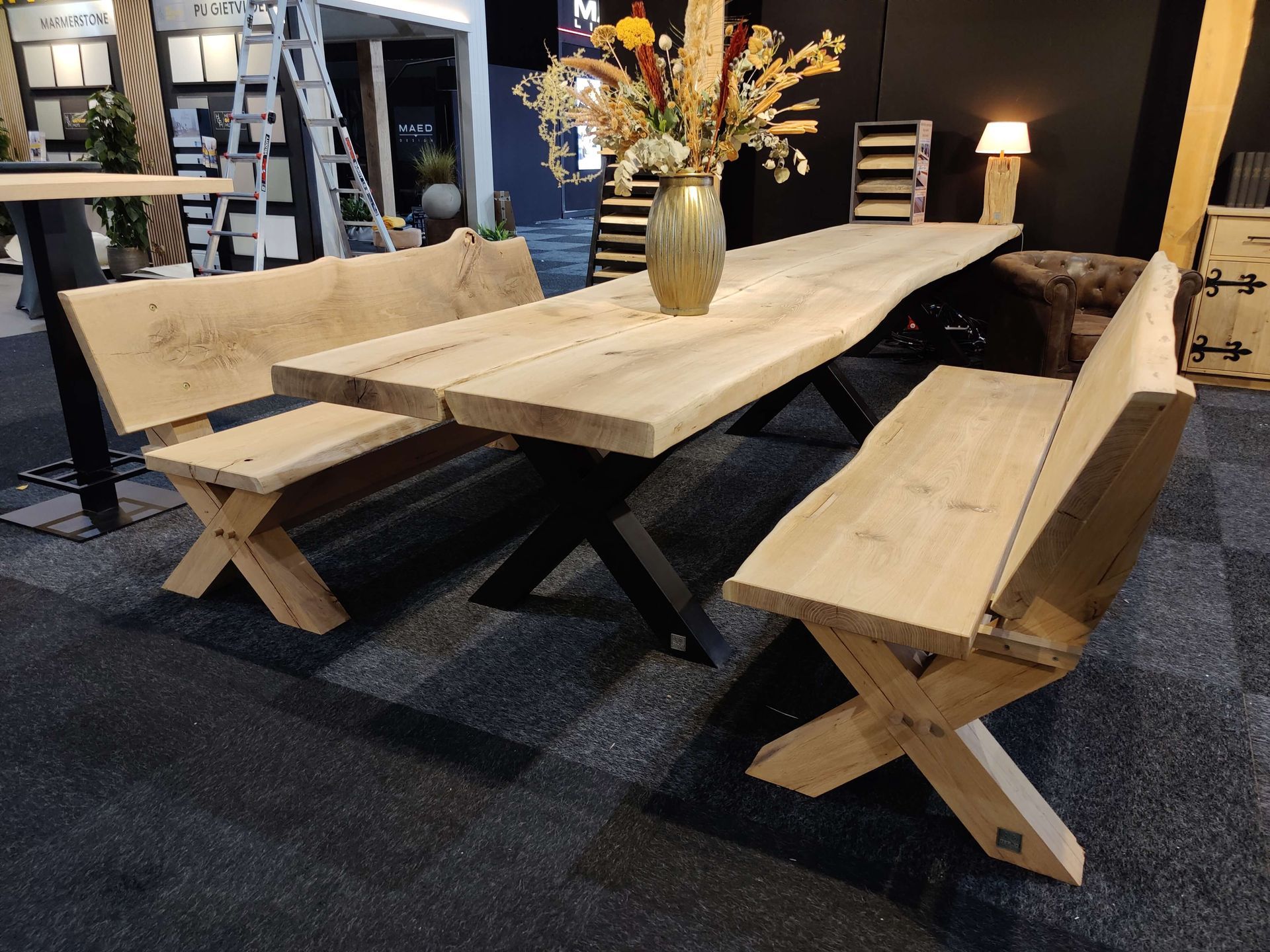 Grote binnen tafel met houten bank