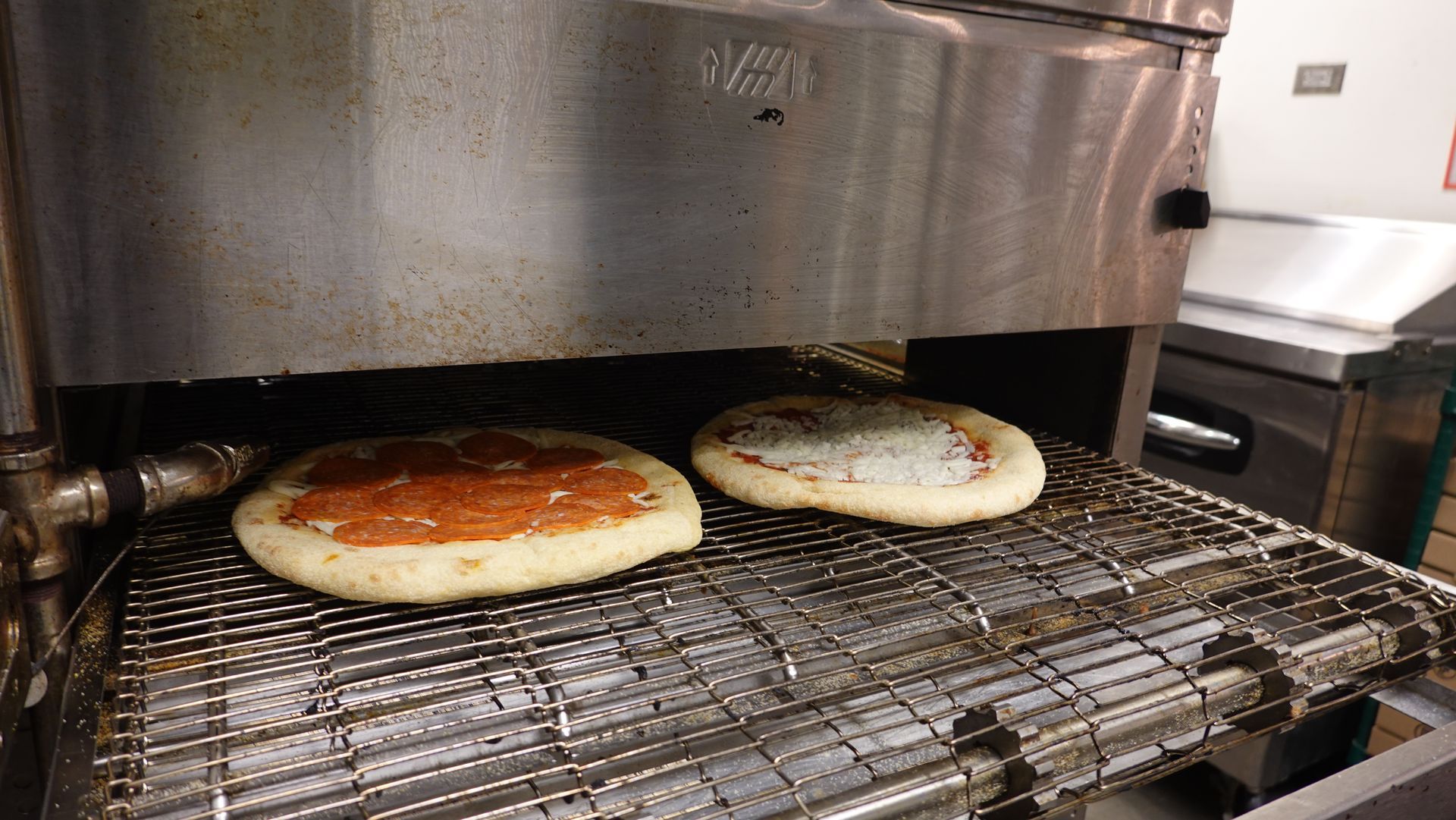 wholesale  par baked  pre sauced pizza for restaurants