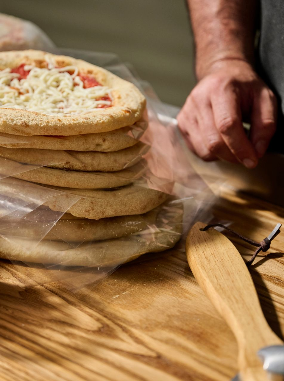 wholesale par baked sauce and cheese pizza for restaurants