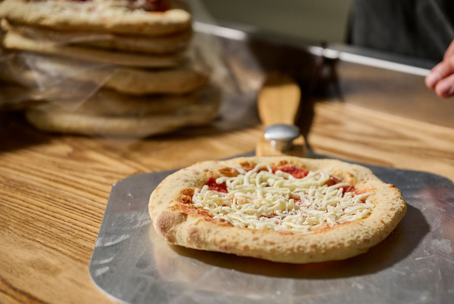 fresh wholesale par baked sauced on pizza pizza to bake