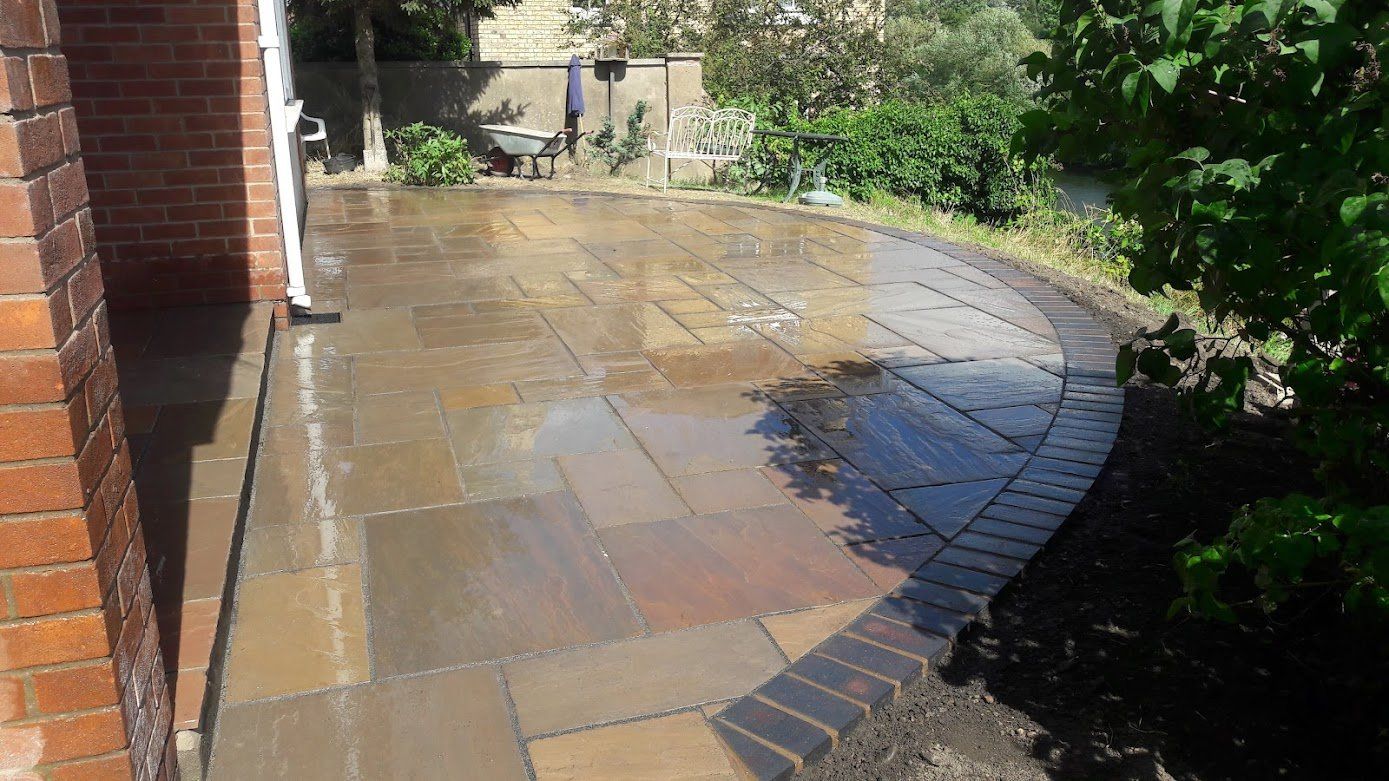 Autumn sandstone paving with a radial cut and blue tiles