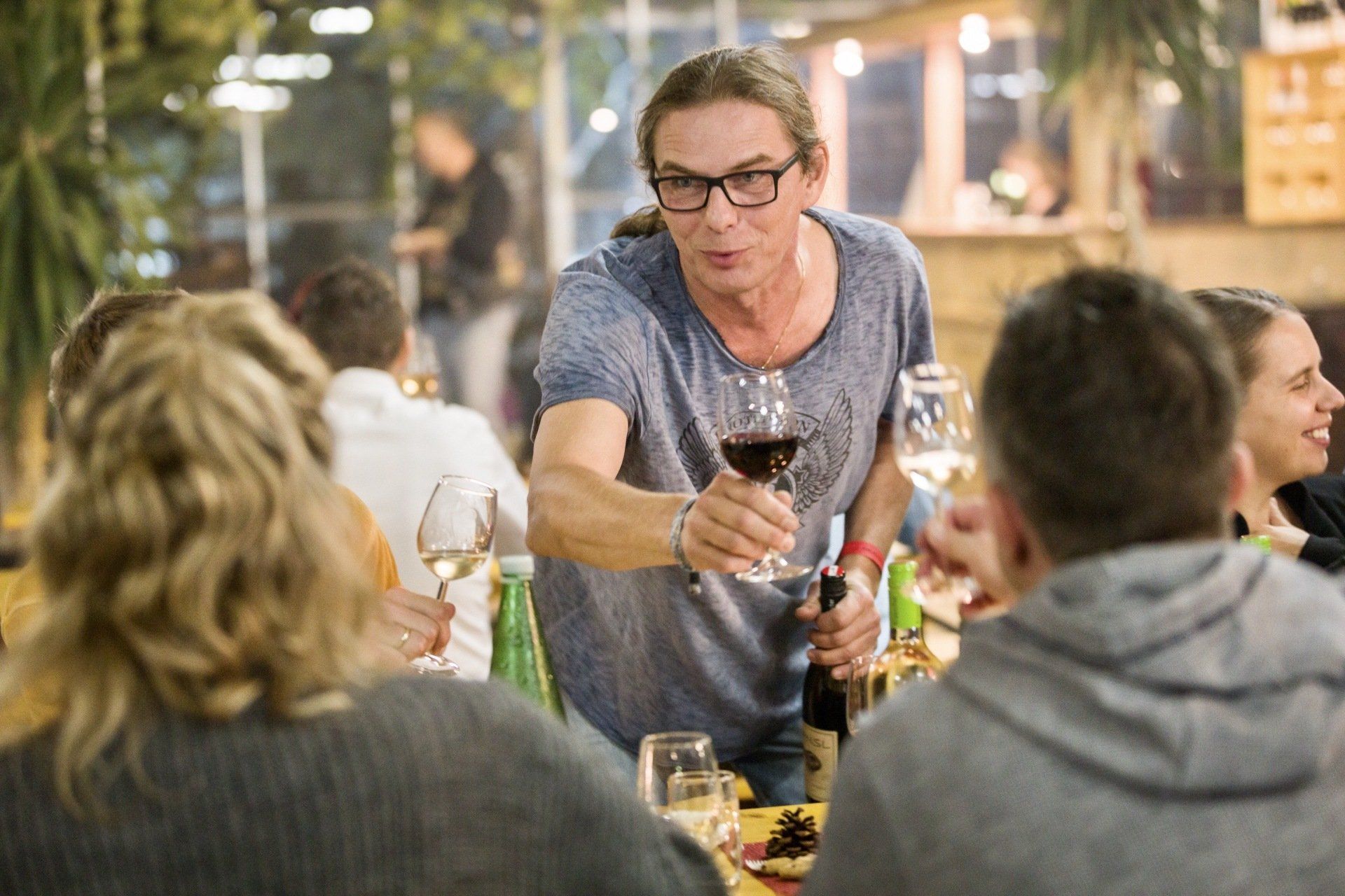 Bei der Weinverkostung