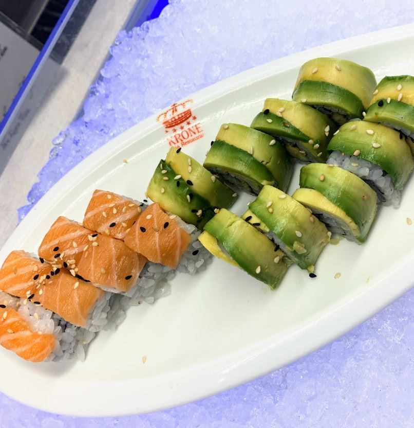 ein weißer Teller mit zwei Sushi-Rollen auf Eis