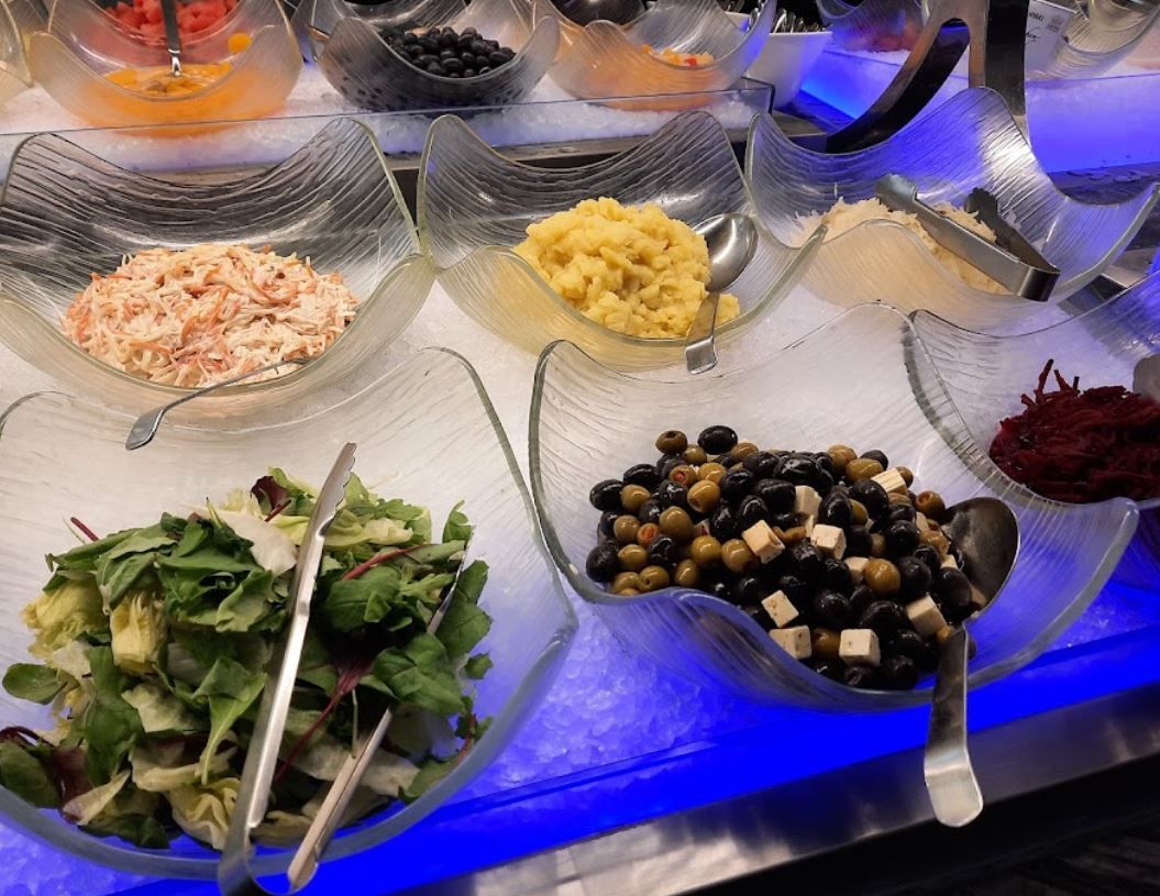 Es gibt viele verschiedene Arten von Salaten auf einem Tisch .