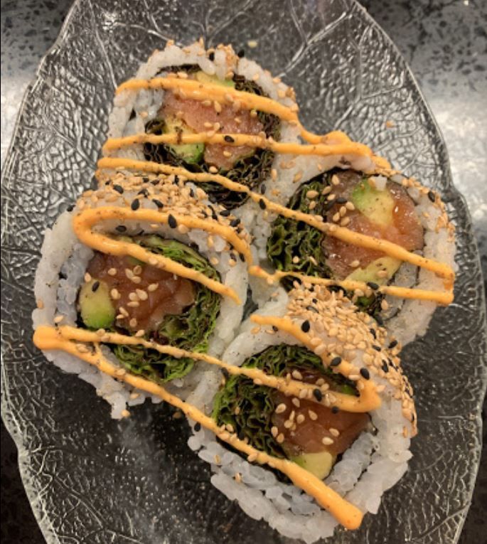 eine Nahaufnahme eines Sushi-Rolls auf einem Glasteller