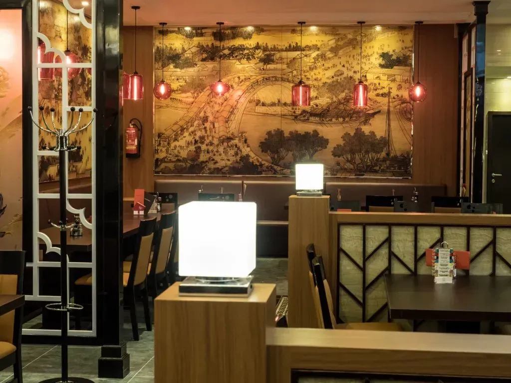 eine Frau steht an einer Bar in einem Restaurant .