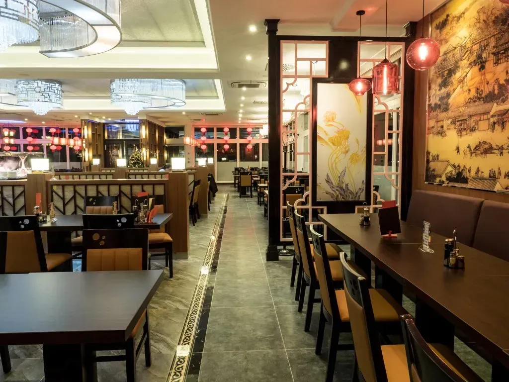 ein Restaurant mit vielen Tischen und Stühlen