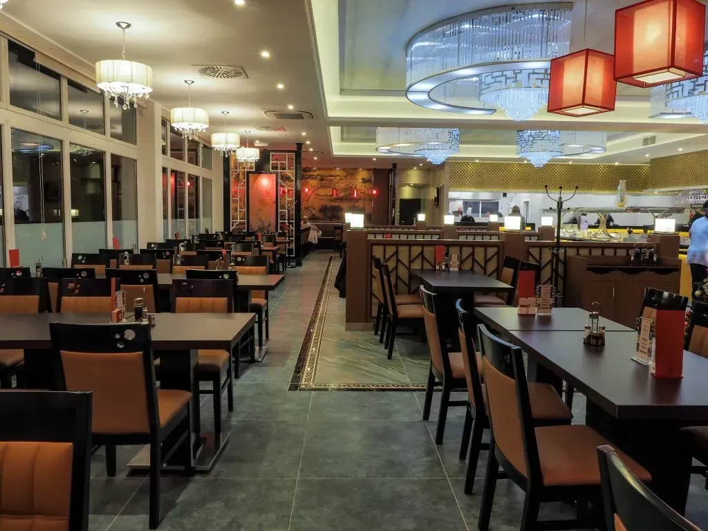 ein Restaurant mit vielen Tischen und Stühlen