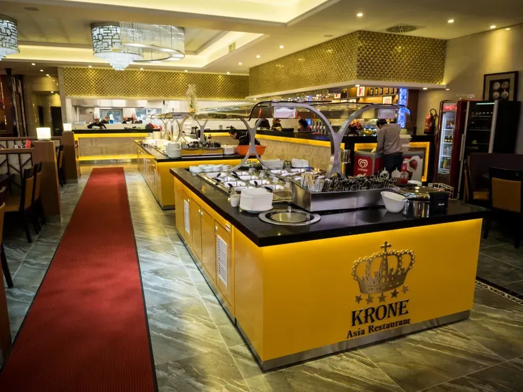 ein großer buffettisch in einem restaurant mit einer krone darauf .