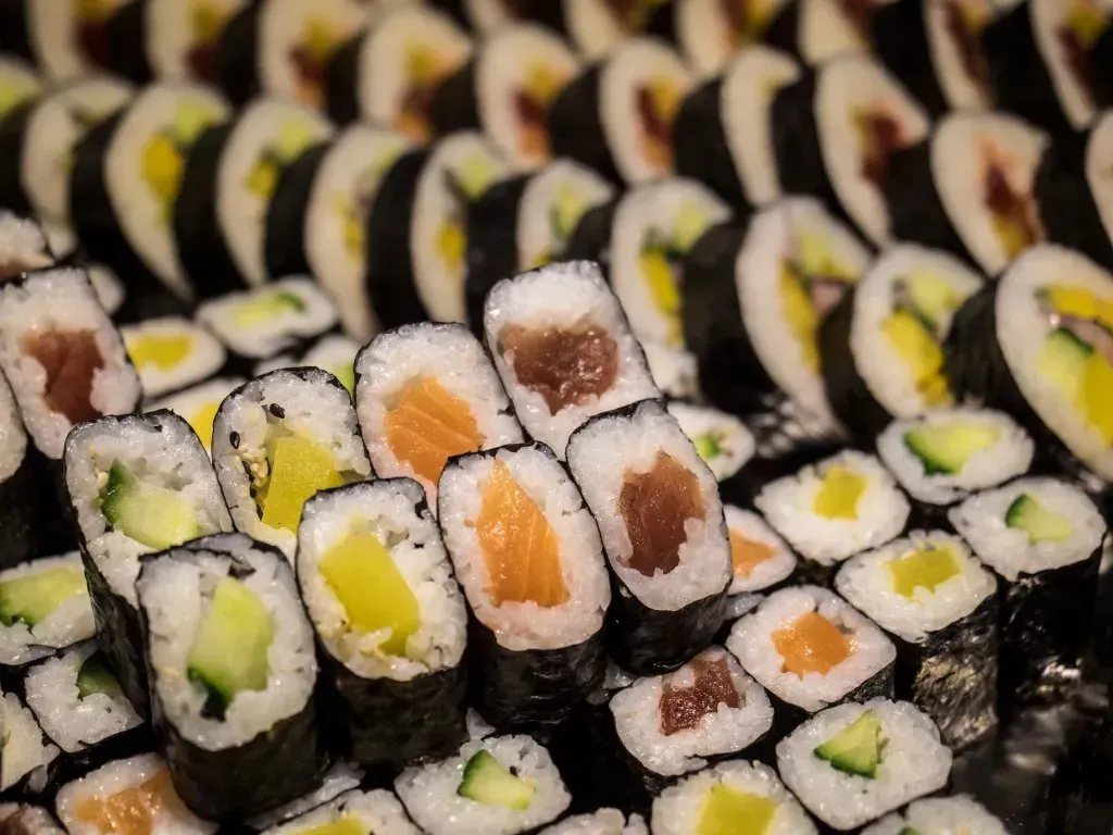 ein Tisch voller verschiedener Arten von Sushi .