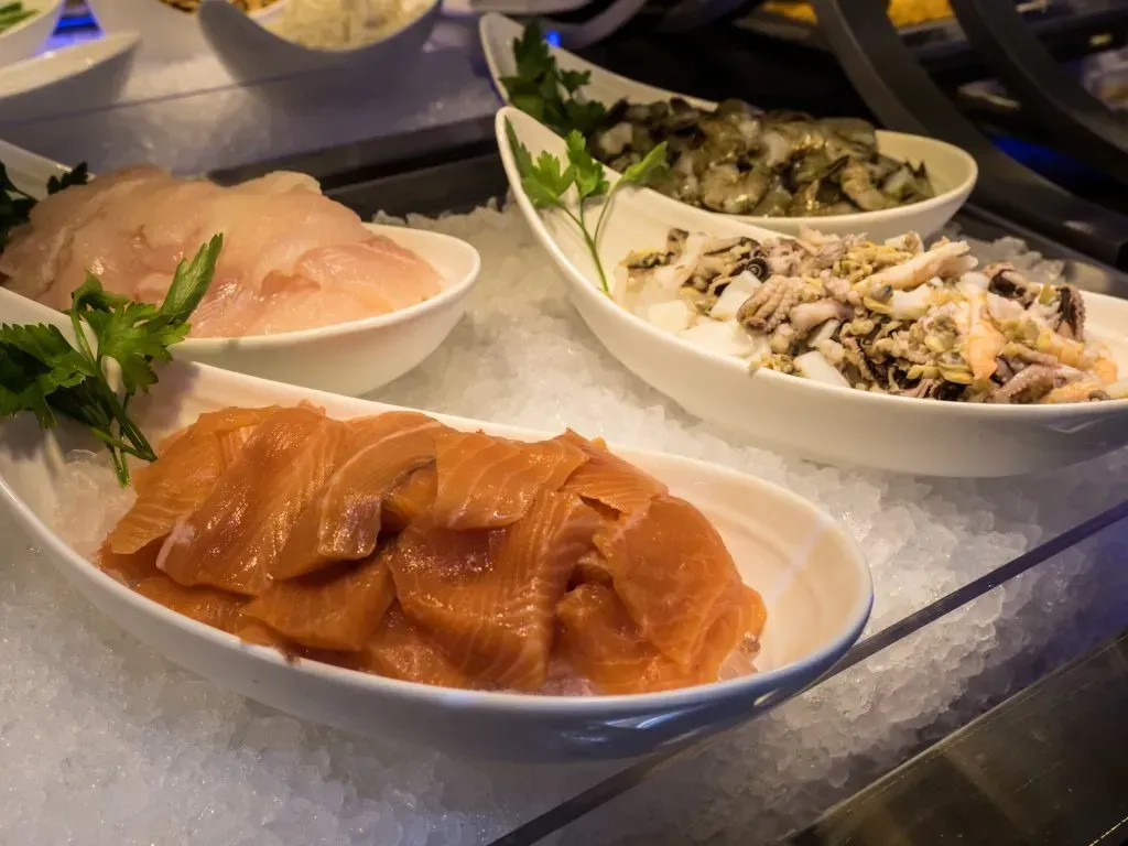 eine Auswahl an Fisch und Meeresfrüchten auf Eis .