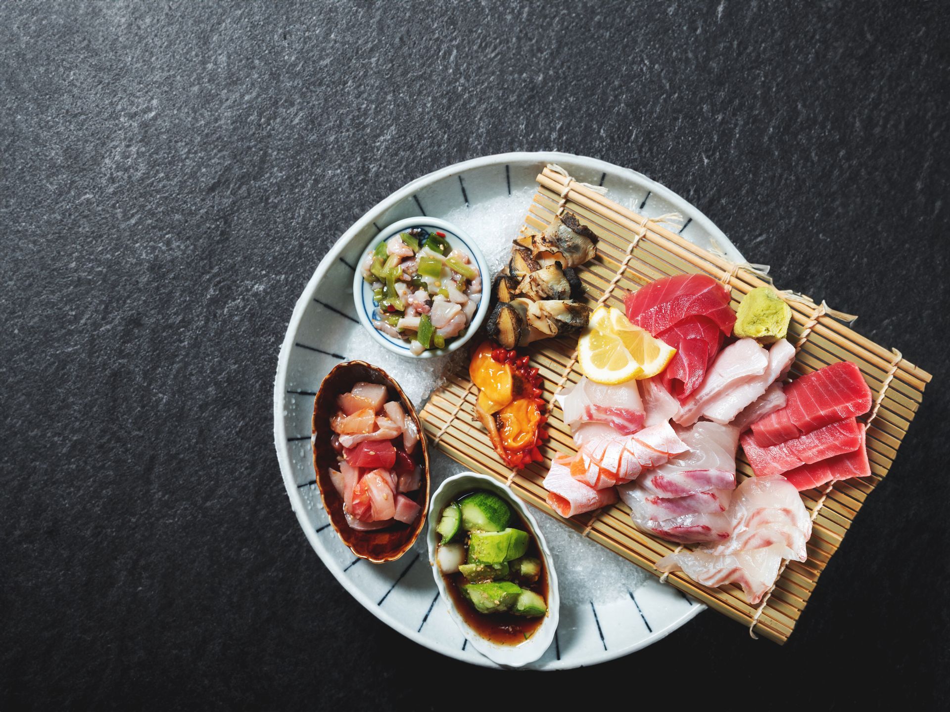 ein Teller mit verschiedenen Speisen auf einem Tisch .