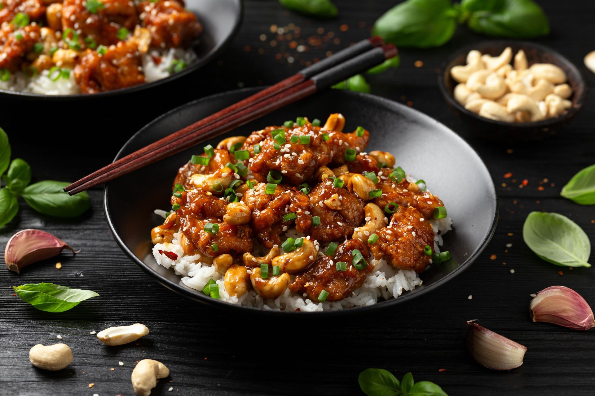 eine Schüssel mit Reis und Hähnchen mit Reis und Cashewnüssen .