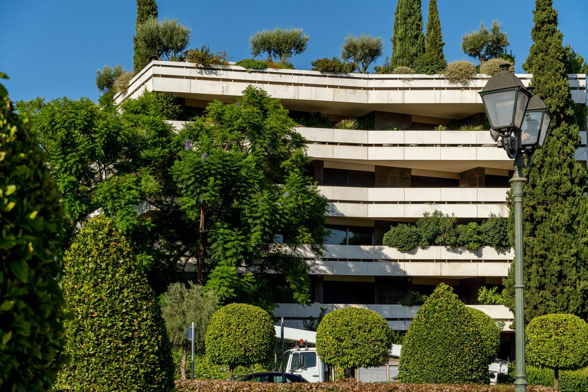 Woman holding wedding ring, man blurred in background, likely in a divorce setting.
