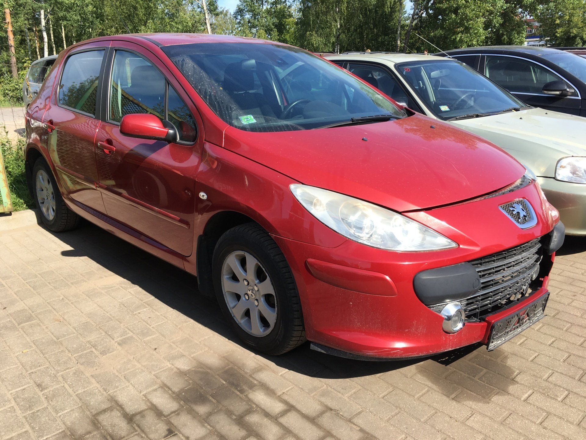 Peugeot 307 sarkanā krāsā