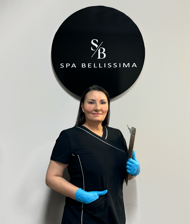 A professional in a black uniform and blue medical gloves stands in front of a circular SPA BELLISSIMA sign.