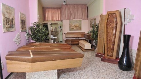 esposizione bare in agenzia