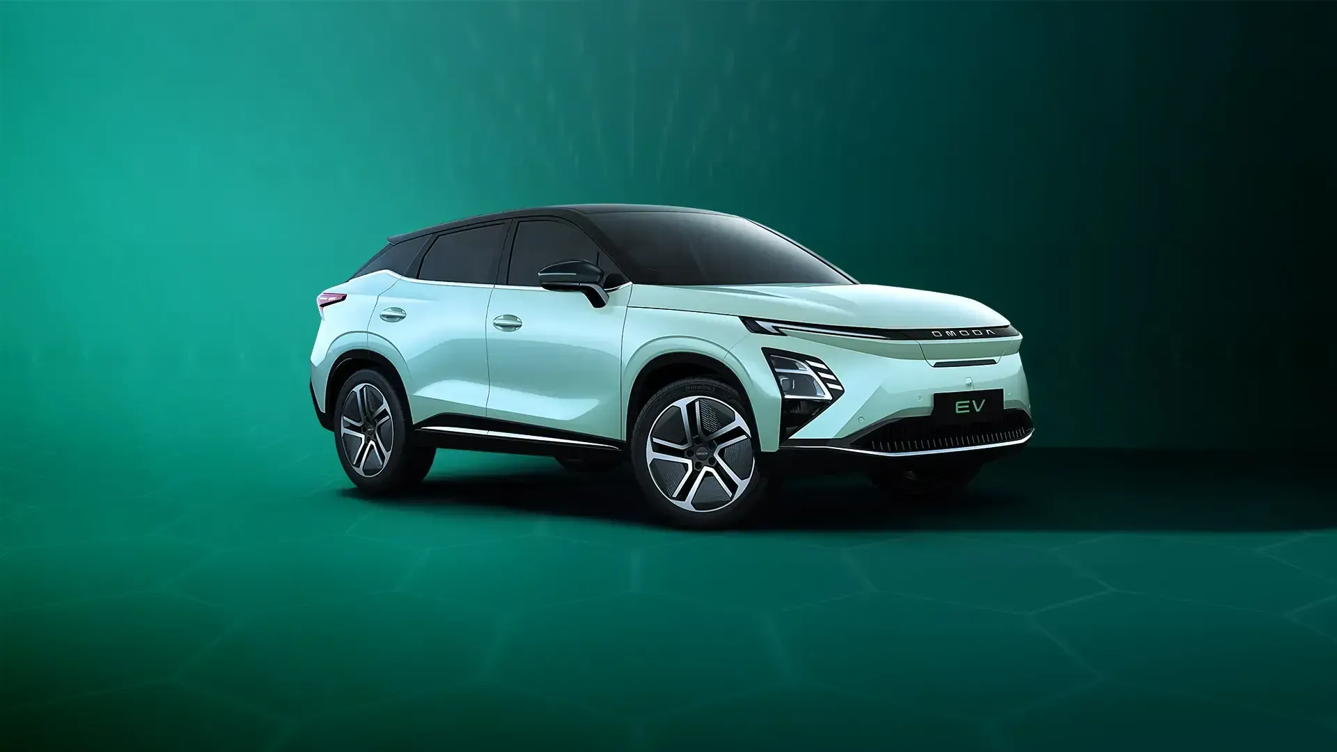 Carregamento de carro elétrico em casa, conectado a um carregador de parede fixado em uma parede de tijolos.