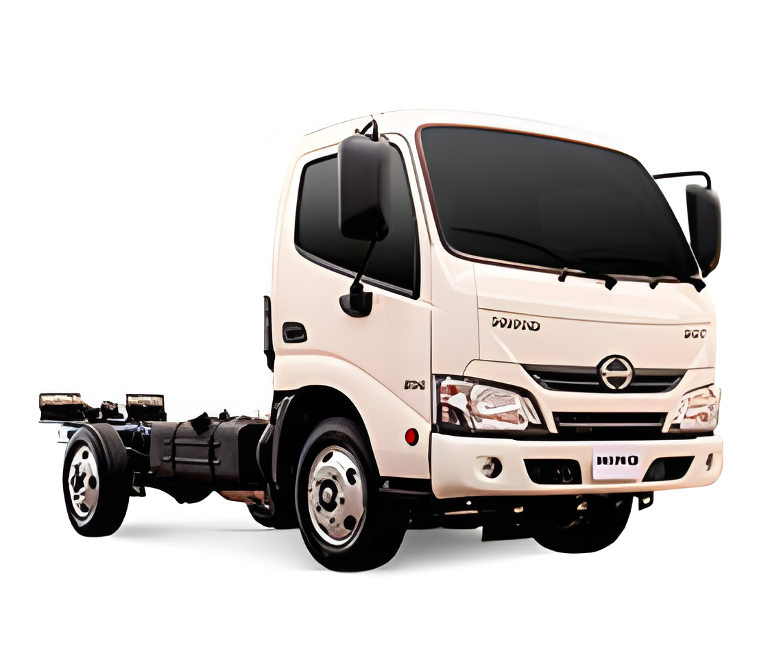 Chassi da cabine de um caminhão Hino branco contra um fundo branco; vista frontal.